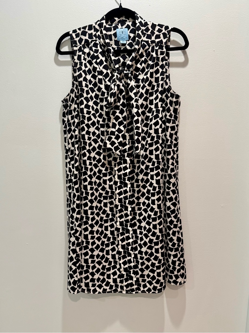CeCe Black & White Tie-Neck Sleeveless Shift Dress Womens Size 10